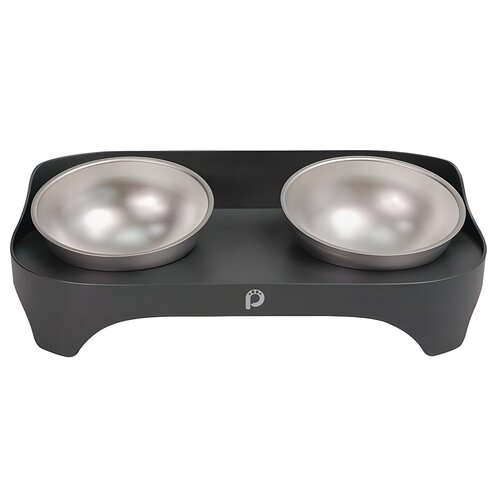 Czarna podstawka z dwoma metalowymi miskami, na której widoczne jest logo z literą "P" i symbolem łapy. Miska PAW IN HAND Bowl B Czarny.