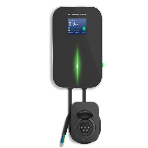 Czarna ładowarka do samochodu elektrycznego z wyświetlaczem pokazującym "EV Charger 0.0 kW", poziom naładowania "13.22%" oraz temperaturę "23.7°C". Na obudowie widoczny jest napis "EV CHARGING STATION" oraz zielone światło w kształcie pionowej linii.