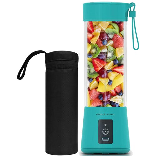 Miętowy blender personalny Götze & Jensen PB940M z przezroczystym pojemnikiem wypełnionym kawałkami owoców, obok czarny pokrowiec. Na blenderze widoczny jest napis "Götze & Jensen" oraz przycisk z portem USB.