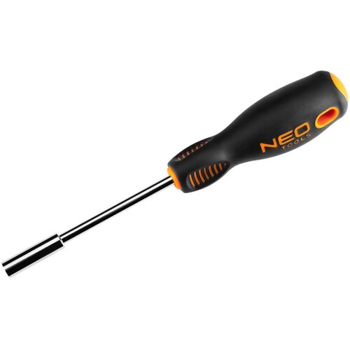 Na zdjęciu znajduje się wkrętak z czarną, ergonomiczną rączką z pomarańczowymi akcentami i metalowym trzonkiem. Na rączce widoczny jest napis "NEO TOOLS".