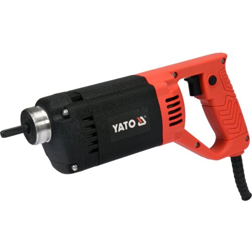 Na zdjęciu znajduje się buława wibracyjna do betonu z czarno-czerwoną obudową, z widocznym logo "YATO" na czarnej części. Urządzenie ma ergonomiczny uchwyt z przyciskiem oraz metalowy element na końcu.