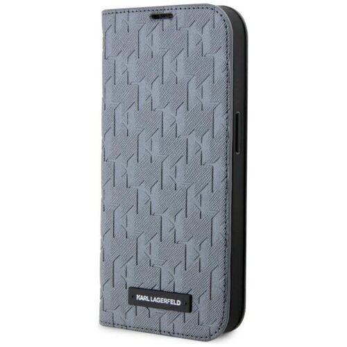 Etui do telefonu w kolorze srebrnym z fakturą w monogramy, wykonane z materiału przypominającego skórę saffiano. Na dole etui znajduje się czarna plakietka z białym napisem "KARL LAGERFELD".