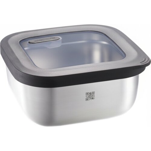 Stalowy pojemnik z przezroczystą pokrywką i czarną ramką, na jego powierzchni widoczny jest kod QR. Pokrywka posiada mały, prostokątny element z napisem "GEFU".