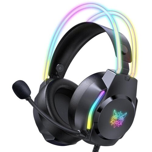 Czarne słuchawki nauszne z mikrofonem, ozdobione podświetleniem RGB w różnych kolorach, z widocznym logo w kształcie stylizowanej głowy zwierzęcia na nauszniku. Pałąk słuchawek również posiada podświetlenie w kolorach tęczy.