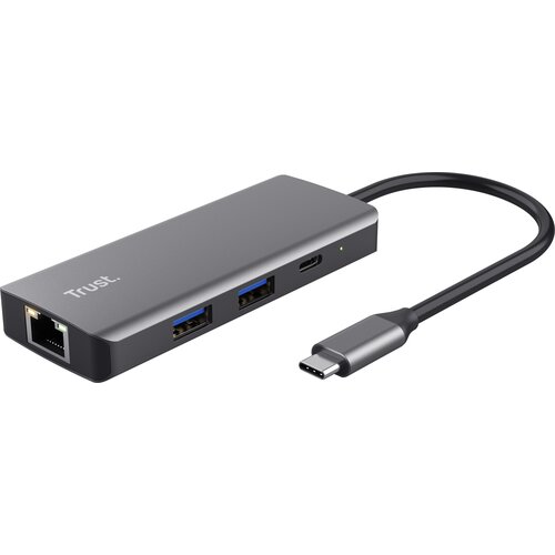Na zdjęciu znajduje się szary hub USB z logo "Trust" na górnej powierzchni, wyposażony w porty Ethernet, dwa porty USB oraz port USB Typu C, z podłączonym kablem zakończonym wtykiem USB Typu C.