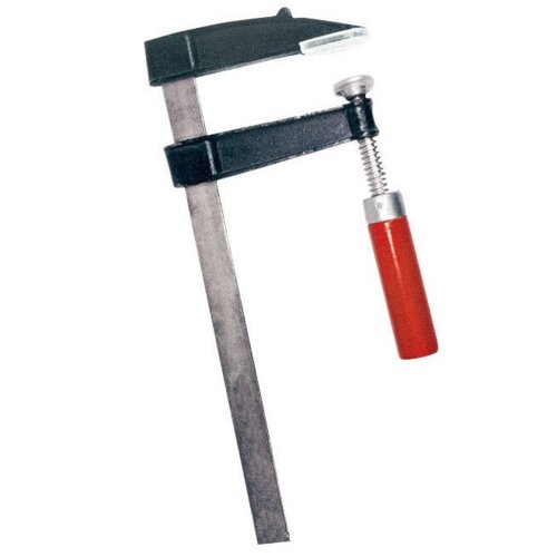 Na zdjęciu znajduje się ścisk stolarski z metalowym ramieniem i czerwonym uchwytem. Produkt ma mechanizm śrubowy do regulacji zacisku.