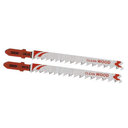 Dwa brzeszczoty z napisem "CLEAN WOOD" oraz oznaczeniami "3500" i "HCS" na czerwonym tle. Na brzeszczotach widoczne są zęby oraz czerwone wzory graficzne.