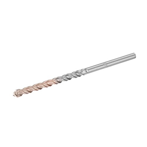Na zdjęciu znajduje się metalowe wiertło z widocznym spiralnym rowkiem na całej długości. Produkt ma dwa różne odcienie metalu, z jaśniejszą końcówką.