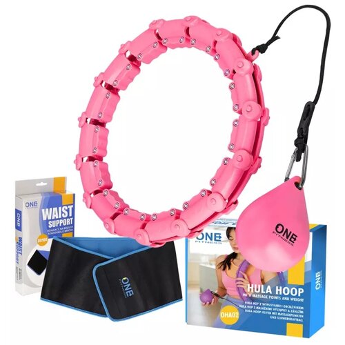 Różowe hula hop z masującymi wypustkami i obciążeniem, obok którego znajduje się niebieski pas wyszczuplający oraz opakowania z napisami "ONE FITNESS" i "WAIST SUPPORT". Na opakowaniu hula hop widnieje napis "HULA HOOP WITH MASSAGE POINTS AND WEIGHT OHA02