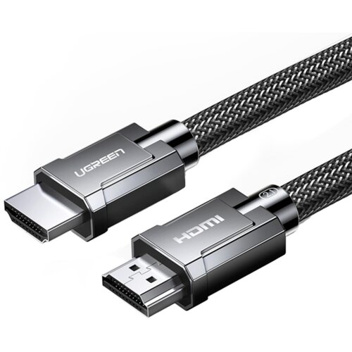 Na zdjęciu widoczny jest szary kabel HDMI z plecionym oplotem, zakończony dwoma wtykami. Na jednym z wtyków znajduje się napis "UGREEN", a na drugim "HDMI".