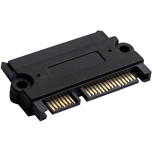 Czarny adapter SATA z widocznymi złotymi stykami, posiada otwory montażowe i prostokątny kształt. Produkt wykonany jest z tworzywa sztucznego.