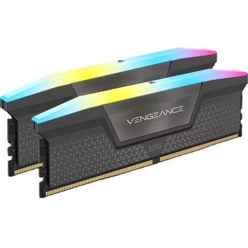 Dwa moduły pamięci RAM z podświetleniem RGB, z widocznym napisem "VENGEANCE" na obudowie oraz oznaczeniem "DDR5" na dolnej części. Moduły mają kolorowe podświetlenie na górnej krawędzi, przechodzące od niebieskiego przez żółty do różowego.