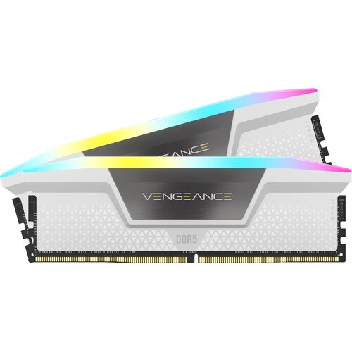 Dwa moduły pamięci RAM z serii Vengeance RGB, z widocznym napisem "VENGEANCE" na czarnym tle oraz oznaczeniem "DDR5" na białej powierzchni, posiadające podświetlenie RGB na górnej krawędzi. Moduły mają wzór trójkątów na obudowie i złote piny na dolnej kra