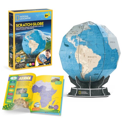 Na zdjęciu znajduje się zestaw "Scratch Globe" marki National Geographic, który obejmuje pudełko, złożony globus oraz otwartą książeczkę. Na pudełku widnieje napis "SCRATCH GLOBE" oraz informacja o wieku 8+, a na globusie widoczne są kontynenty z zaznaczo
