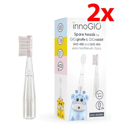 Opakowanie produktu z napisem "innoGIO Spare heads for GIOgiraffe & GIOrabbit GIO-450 and GIO-455 sonic toothbrush - 2 pcs." oraz dużym czerwonym napisem "2x". Obok opakowania znajduje się przezroczysta końcówka szczoteczki.