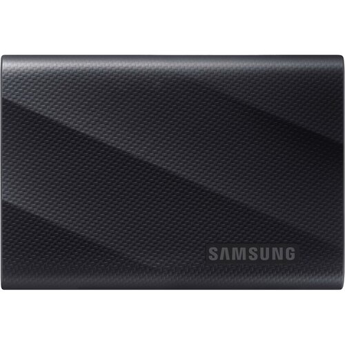 Czarny dysk zewnętrzny o teksturowanej powierzchni z widocznym logo "SAMSUNG" w dolnej części. Produkt ma elegancki, nowoczesny design.
