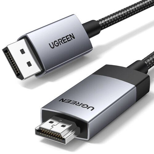Na zdjęciu widoczny jest kabel z końcówkami DisplayPort i HDMI, z metalicznymi obudowami, na których znajduje się napis "UGREEN". Kabel ma plecioną osłonę, a końcówki są przedstawione z bliska, ukazując szczegóły złączy.