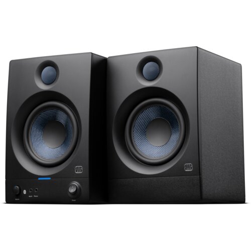 Na zdjęciu znajdują się dwa czarne monitory aktywne z widocznymi niebieskimi membranami głośników i logo "Presonus" na obudowie. Na jednym z monitorów widoczne są przyciski i pokrętło z oznaczeniami: "Volume", "Aux In", "Phones" oraz "Power".