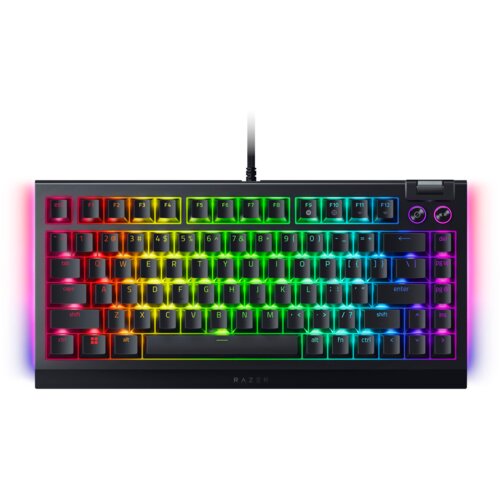 Czarna klawiatura z podświetleniem RGB, na której widoczne są klawisze z oznaczeniami liter, cyfr i funkcji. Na dolnej krawędzi znajduje się logo "RAZER".