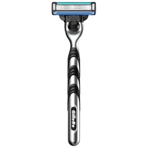 Na zdjęciu widoczna jest metaliczna golarka z czarnymi, gumowymi uchwytami i trzema ostrzami, z logo "Gillette" na rączce. Golarka ma elegancki, nowoczesny design z akcentami w kolorze niebieskim na ostrzach.