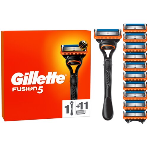 Pomarańczowe opakowanie z białym napisem "Gillette Fusion5" oraz grafiką golarki i jedenastu ostrzy. Obok opakowania znajduje się czarna golarka z pomarańczowymi elementami oraz jedenaście wymiennych ostrzy ułożonych pionowo.