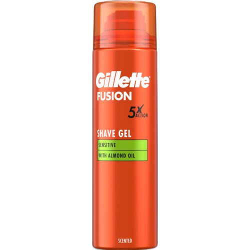 Czerwona puszka żelu do golenia z białym napisem "Gillette Fusion" oraz czarnym "5X Action". Na zielonym tle widnieje tekst "Sensitive with Almond Oil", a na dole puszki napis "Scented".