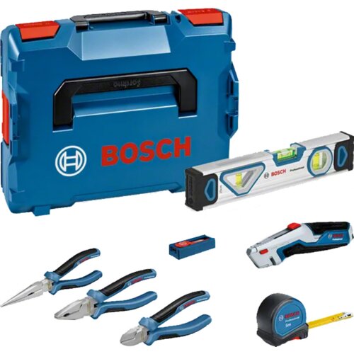 Na zdjęciu znajduje się niebieska walizka z czarną rączką i czerwonymi elementami, z logo i napisem "BOSCH" na froncie. Obok walizki widoczne są różne narzędzia, w tym poziomica, miarka, szczypce, nóż i inne, wszystkie z oznaczeniem "BOSCH Professional".