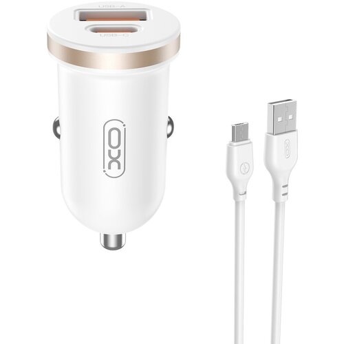 Biała ładowarka samochodowa z dwoma portami oznaczonymi jako USB-A i USB-C, z widocznym logo "XO" na obudowie. Obok ładowarki znajduje się biały kabel z wtyczkami USB i micro USB, również z logo "XO".