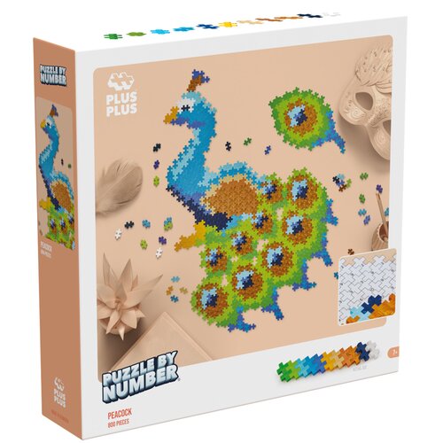 Opakowanie puzzli przedstawia kolorowy obraz pawia złożony z małych, różnobarwnych elementów. Na pudełku widnieje napis "PLUS PLUS", "PUZZLE BY NUMBER", "PEACOCK 800 PIECES".