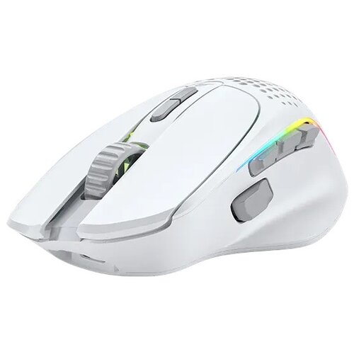 Biała mysz komputerowa o ergonomicznym kształcie z widocznymi przyciskami i rolką przewijania, posiadająca podświetlenie RGB wzdłuż bocznej krawędzi. Na powierzchni myszy znajdują się perforacje, które mogą poprawiać wentylację dłoni podczas użytkowania.