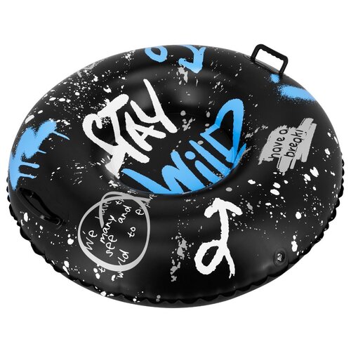 Czarny ślizg na śnieg z białymi i niebieskimi napisami oraz wzorami, w tym dużym napisem "STAY WILD". Na powierzchni widoczne są także napisy "have a break!" oraz "we may not be able to prepare the future for our children, but we can at least prepare our 