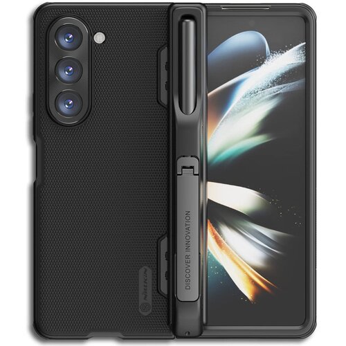 Czarne etui na telefon z widocznymi trzema obiektywami aparatu i teksturą na powierzchni, obok którego znajduje się rysik z napisem "DISCOVER INNOVATION". Na etui widoczne jest logo "NILLKIN".