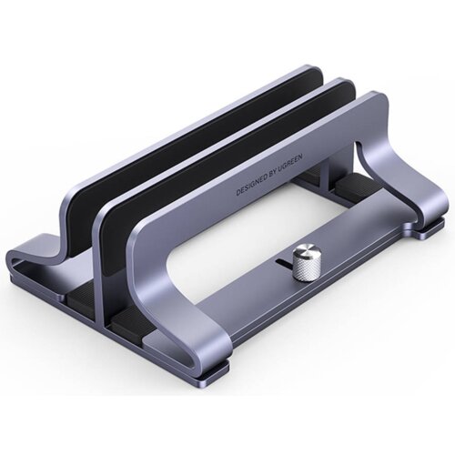 Srebrny stojak do laptopa z dwoma równoległymi szczelinami, posiada napis "DESIGNED BY UGREEN" oraz metalowe pokrętło do regulacji szerokości. Konstrukcja jest minimalistyczna, z zaokrąglonymi krawędziami i czarnymi wkładkami antypoślizgowymi.