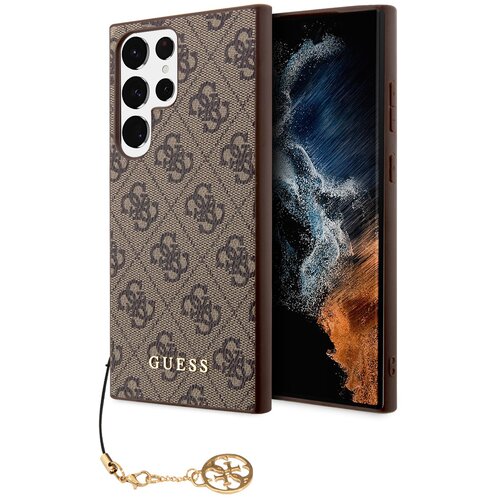 Brązowe etui na telefon z kolekcji GUESS 4G Charms Collection, ozdobione jest wzorem z logo 4G i posiada złoty napis "GUESS". Do etui dołączony jest złoty brelok z ozdobnym elementem.