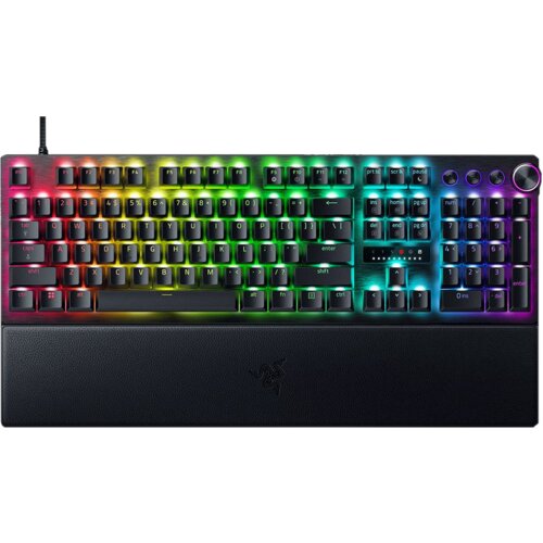 Na zdjęciu znajduje się klawiatura z podświetleniem RGB, z widocznymi klawiszami numerycznymi, funkcyjnymi oraz standardowymi literowymi. Na dolnej części klawiatury widoczne jest logo producenta.