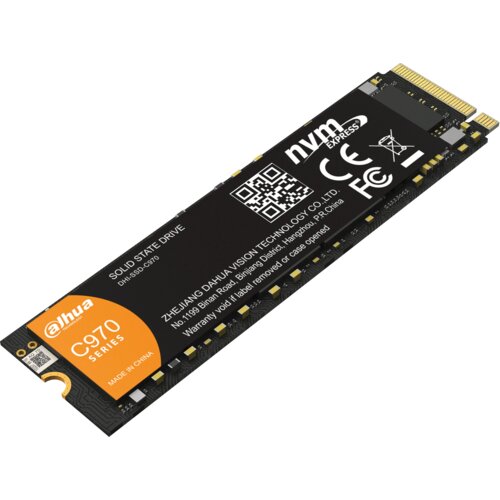 Na zdjęciu znajduje się dysk SSD z oznaczeniami: "Dahua C970 Series", "Solid State Drive", "NVMe Express", oraz "Made in China". Widoczne są także symbole CE i FCC, kod QR oraz napis "Zhejiang Dahua Vision Technology Co., Ltd." z adresem w Chinach.