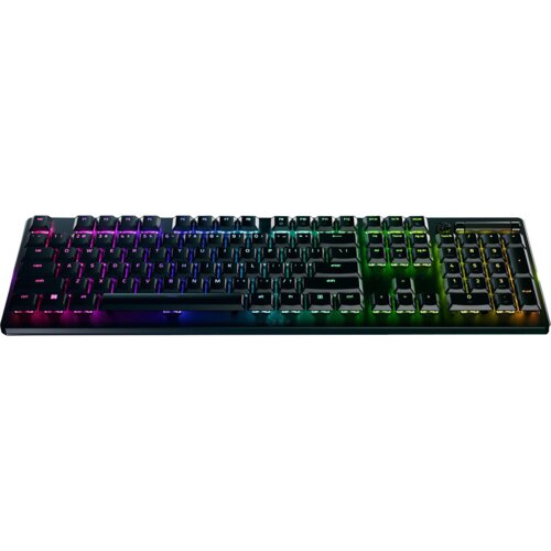 Czarna klawiatura z podświetleniem RGB, na której widoczne są klawisze z literami, cyframi oraz symbolami. Klawiatura ma smukły profil i numpad po prawej stronie.