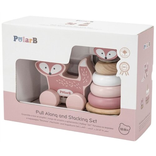 Pudełko z zabawką edukacyjną zawiera drewnianego lisa do ciągnięcia oraz piramidkę z kolorowymi krążkami. Na opakowaniu widnieje logo "PolarB" oraz napis "Pull Along and Stacking Set", a także oznaczenie wiekowe "18M+".