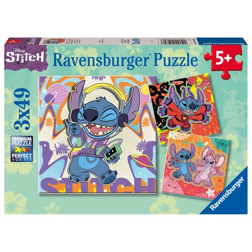 Opakowanie puzzli przedstawia postać z bajki Disney Stitch w trzech różnych kolorowych scenach. Na opakowaniu widnieje napis: "Ravensburger Puzzle 3x49", "Premium Puzzle Perfect Age Fit", oraz "5+".
