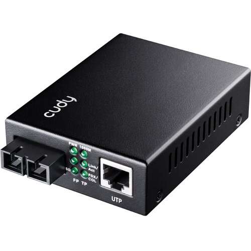 Czarny konwerter z logo "cudy" na górze, posiadający dwa porty światłowodowe oraz port Ethernet oznaczony jako "UTP". Na panelu przednim znajdują się diody z oznaczeniami: "PWR", "1000M", "SD", "FP", "TP", "Link/Act", "FDX/Col".