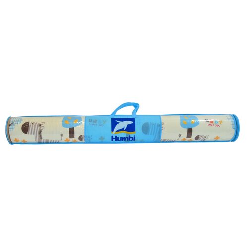 Zwinięta mata piankowa w pastelowych kolorach, umieszczona w niebieskim pokrowcu z uchwytem, z widocznym logo "Humbi" oraz grafiką przedstawiającą drzewa i zwierzęta. Na macie znajduje się tekst "Baby I love you".