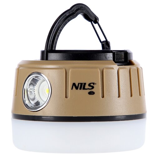 Beżowa lampa kempingowa z czarnym uchwytem, posiadająca przezroczysty panel świetlny oraz widoczne logo "NILS CAMP" na obudowie. Produkt ma cylindryczny kształt z białą podstawą.