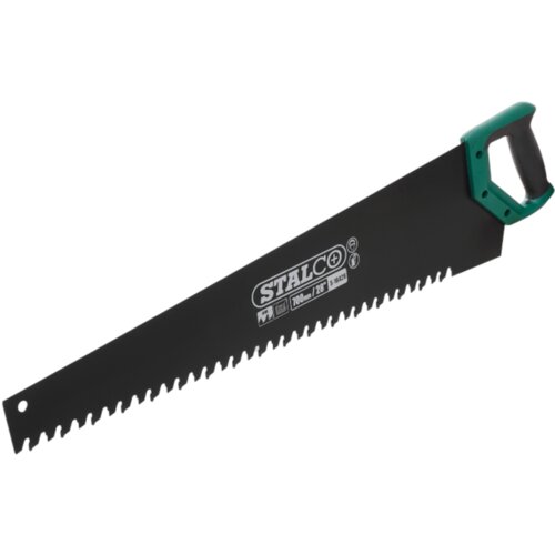 Czarna piła ręczna z zieloną rączką, na której widnieje biały napis "STALCO" oraz oznaczenia "700mm/28" S-18428". Ostrze piły ma wyraźne zęby i otwór na końcu.