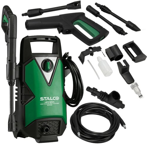 Na zdjęciu znajduje się zielono-czarna myjka ciśnieniowa z napisem "STALCO HPC120A HIGH PRESSURE CLEANER S-97901" oraz zestaw akcesoriów, w tym wąż, pistolet natryskowy i różne dysze.