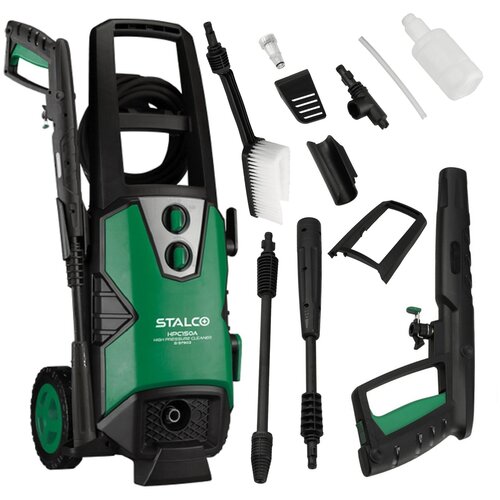 Na zdjęciu znajduje się zielono-czarna myjka ciśnieniowa z napisem "STALCO HPC150A HIGH PRESSURE CLEANER S-97903" oraz zestaw akcesoriów, w tym szczotka, różne dysze i uchwyty. Produkt ma kółka i uchwyt do przenoszenia.