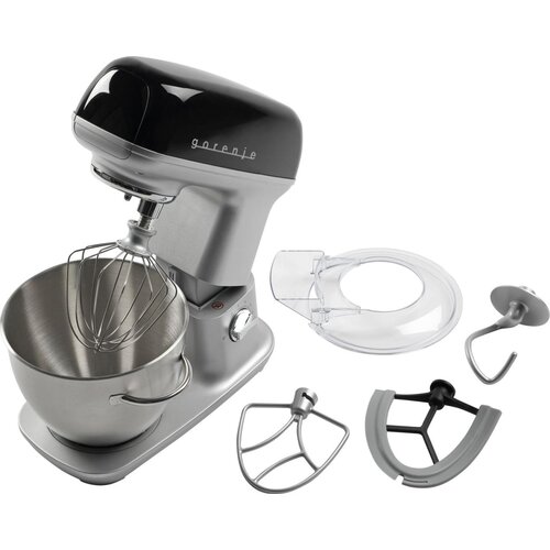 Robot kuchenny planetarny w kolorze czarnym i srebrnym z logo "gorenje" na górze, wyposażony w metalową misę i różne końcówki do mieszania oraz przezroczystą osłonę. W zestawie znajdują się trzy różne mieszadła i hak do ciasta.