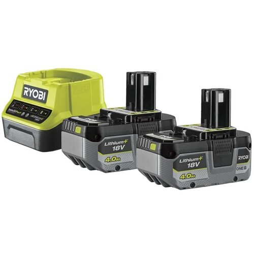 Zestaw składa się z dwóch akumulatorów i ładowarki w kolorze zielono-czarnym. Na akumulatorach widoczny jest napis "Lithium+ 18V 4.0Ah", a na ładowarce logo "RYOBI".