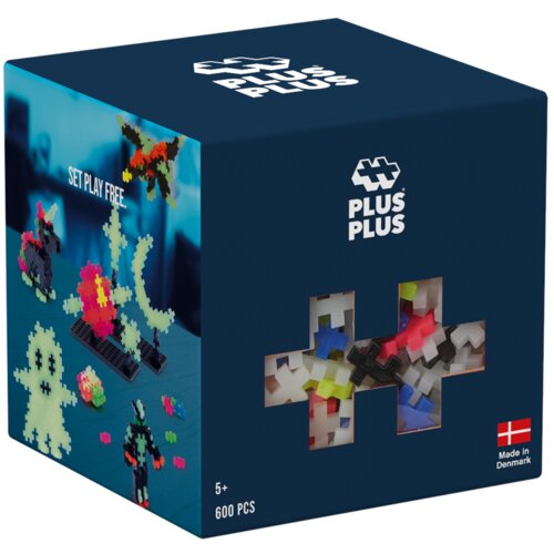 Kwadratowe pudełko z klockami plastikowymi, na którym widnieje logo "PLUS PLUS" oraz napis "SET PLAY FREE". Na opakowaniu pokazane są różne konstrukcje z klocków, a w dolnym rogu znajduje się informacja "5+" i "600 PCS", oraz flaga Danii z napisem "Made i