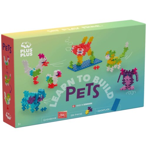 Opakowanie klocków plastikowych PLUS-PLUS z napisem "LEARN TO BUILD PETS" przedstawia kolorowe modele zwierząt zbudowane z klocków. Na pudełku widnieje informacja "MADE IN DENMARK" oraz "250 PIECES", a także logo PLUS PLUS.