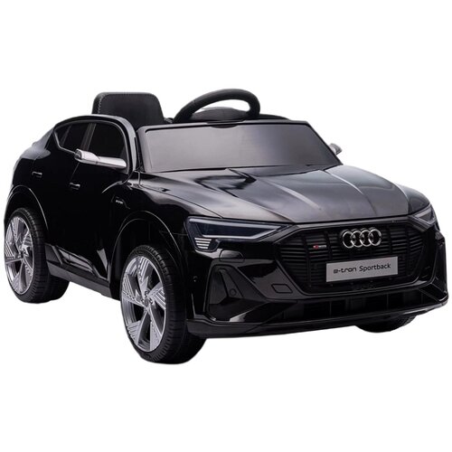 Czarny samochód dla dziecka, stylizowany na model Audi E-Tron Sportback, z widocznym logo Audi na przodzie i tabliczką z napisem "e-tron Sportback". Samochód posiada szczegółowo odwzorowane elementy, takie jak reflektory, lusterka boczne i felgi.